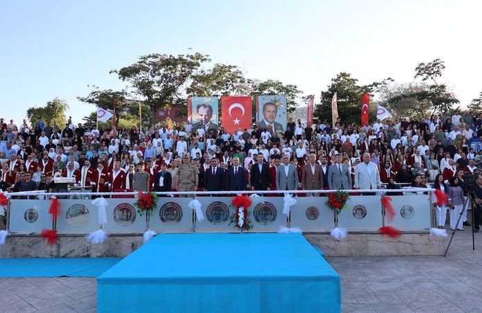 İbrahim Naci Yapar, HMKÜ Mezuniyet Töreninde Gençlerin Heyecanına Ortak Oldu