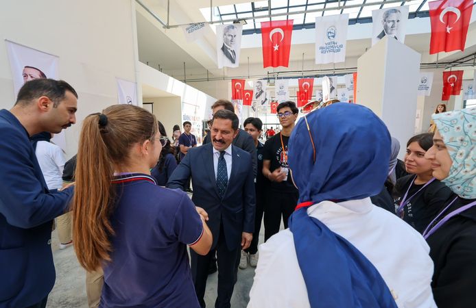 Hatay Okulu’nda Bilim Şenliği ve Resim Sergisi Açılışı