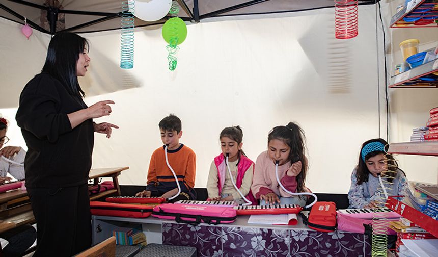 Hatay'da depremzede öğretmenler çocukları melodika ile buluşturdu