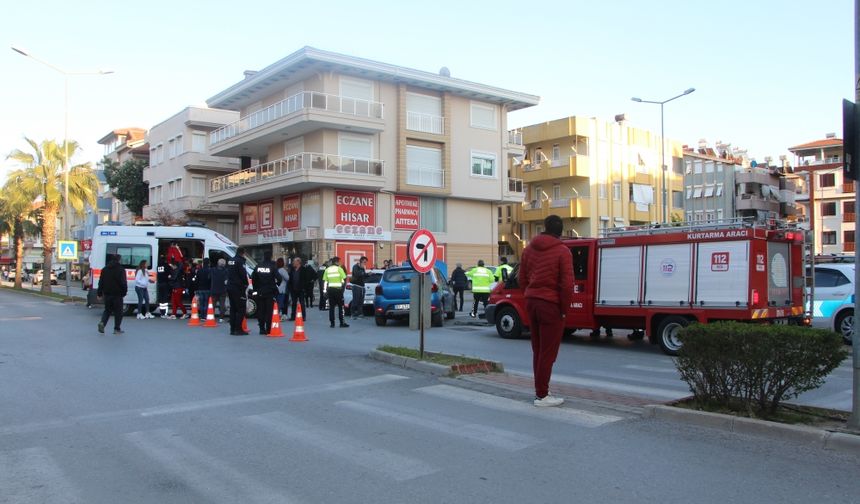 Antalya'da 2 otomobilin çarpıştığı kazada 3 kişi yaralandı