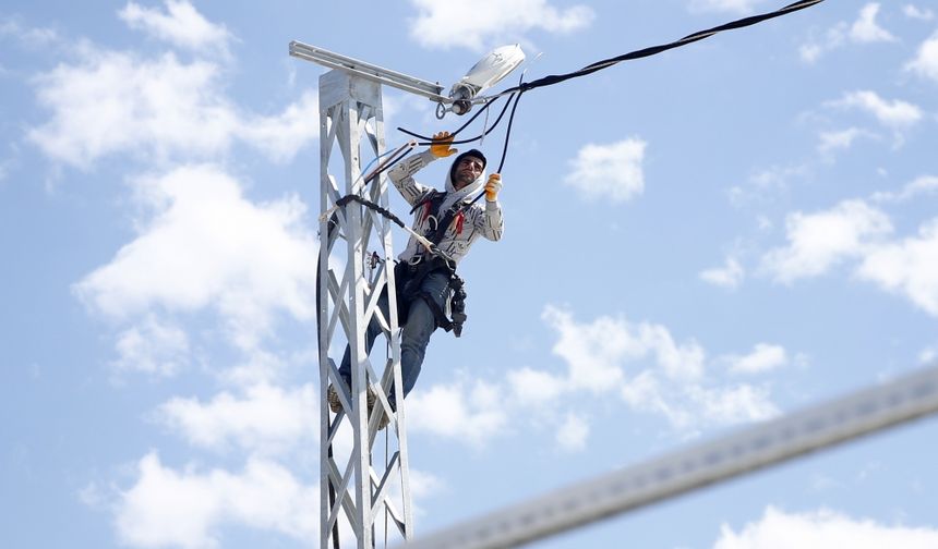 Depremden kurtulan elektrik ustası, afetzedelere ışık vermek için çabalıyor