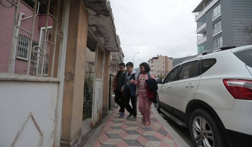 Enkazdan kurtulan Sibel öğretmen terasta hazırladığı sınıfta öğrencilere eğitim veriyor