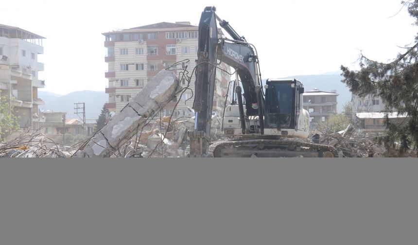 Hatay'da enkaz kaldırma ve yıkım çalışmaları 14 mahallede devam ediyor
