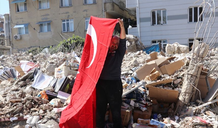Hataylı esnaf çöken dükkanının enkazına Türk bayraklarını çıkarmak için döndü