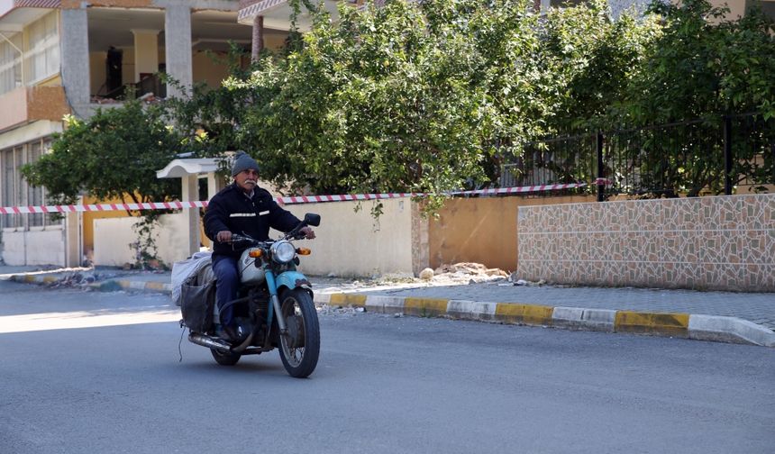İskenderun'da motosikletiyle dolaşan "sütçü dede", ikramlarıyla sokakta kalan afetzedelerin içini ısıttı