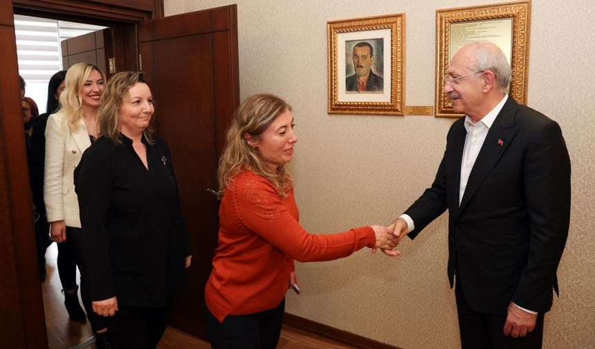 Kılıçdaroğlu, 8 Mart Dünya Kadınlar Günü'nde partideki kadın personelle bir araya geldi
