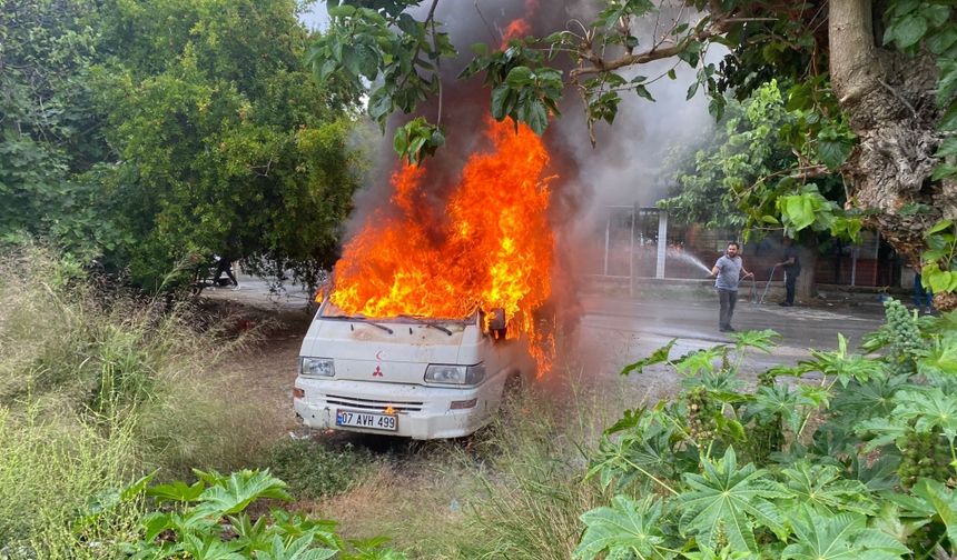 Antalya'da park halindeki minibüste çıkan yangın söndürüldü