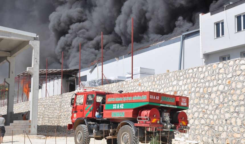 Mersin'de mobilya fabrikasında çıkan yangına müdahale ediliyor