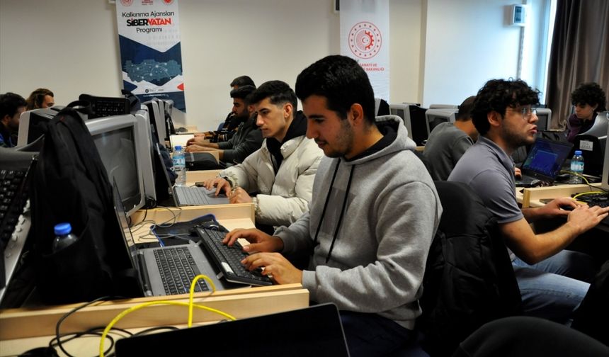 Antalya'da "Siber Vatan" programı kapsamında öğrencilere eğitim verildi