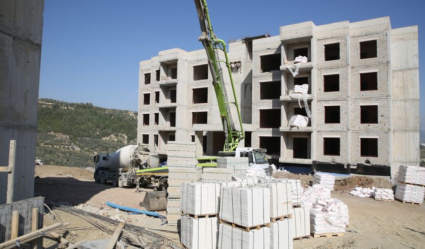 Hatay'ın Kisecik Mahallesi'nde afetzedeler için inşa edilen konutlar yükseliyor