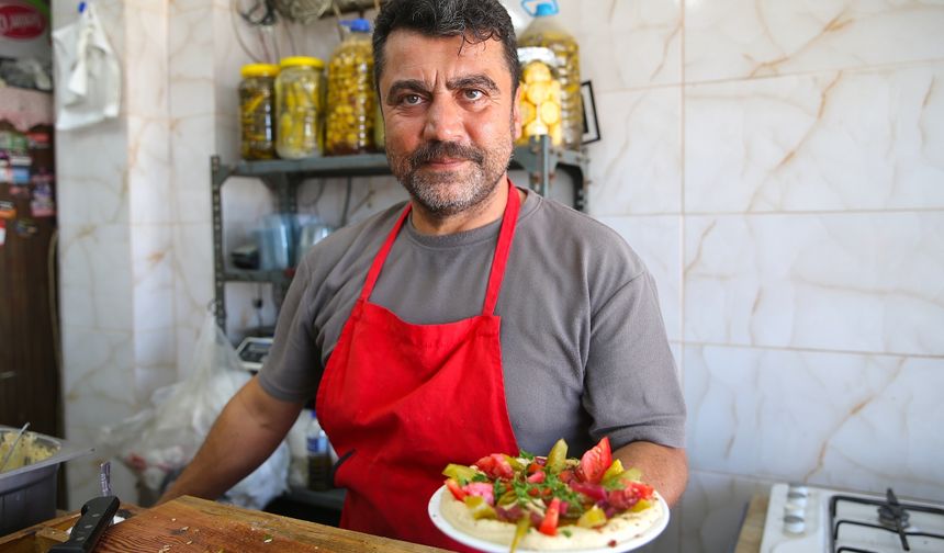 Hatay'da depremde 9 yakınını kaybeden mezeci, dede mesleğini sürdürüyor