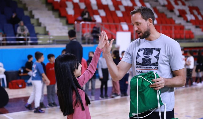 Depremzede Çocuklar İçin Basketbol Kampı Tamamlandı