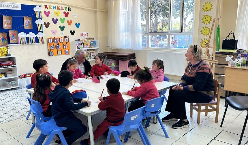 Hatay'da ana sınıfı öğrencilerine 92 çift ayakkabı hediye edildi