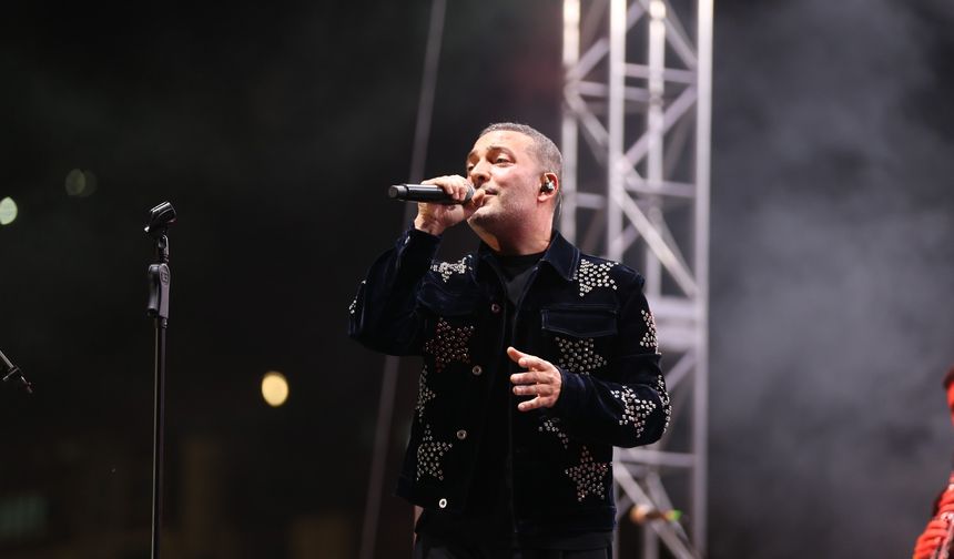 Hatay'da Anadolu Ateşi Dans Topluluğu ve şarkıcı Oğuzhan Koç sahne aldı