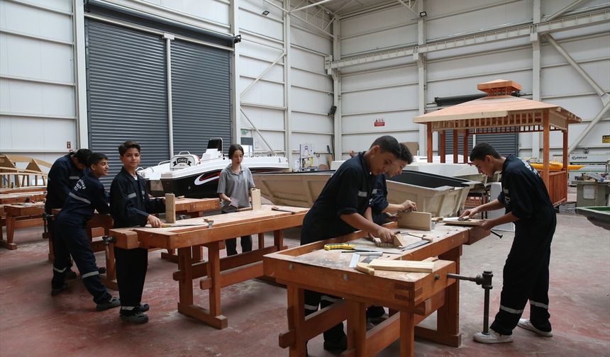 Hatay'da bot ve fiber tekne tasarlayan liseliler Bosphorus Boat Show'a hazırlanıyor