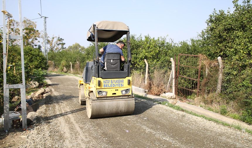 Hatay'da engelli çocuğun akülü aracını kullanabilmesi için evinin yolu asfaltlandı