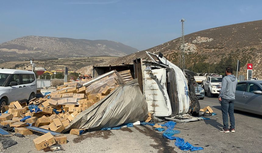 Hatay'da kamyon kırmızı ışıkta bekleyen 6 araca çarptı, 4 kişi yaralandı