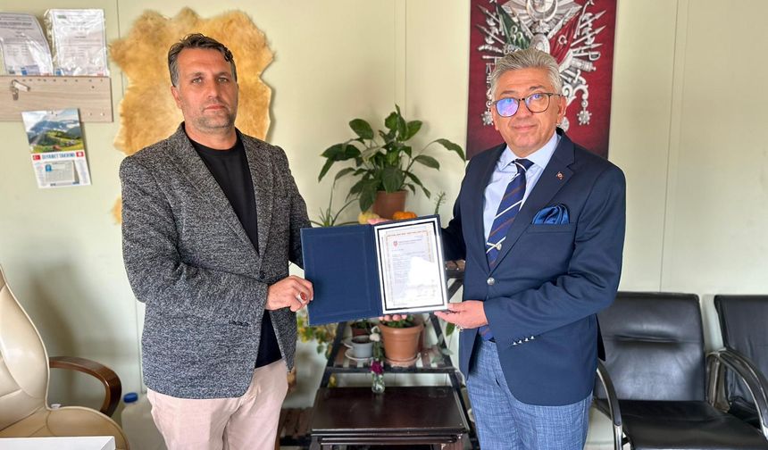 Altınözü'nde maaşını TSKGV'ye bağışlayan muhtara teşekkür belgesi