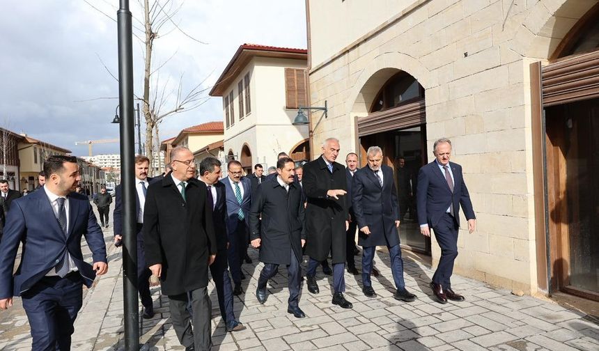 Bakan Ersoy Kemalpaşa ve Habib-i Neccar’ı Ziyaret Etti