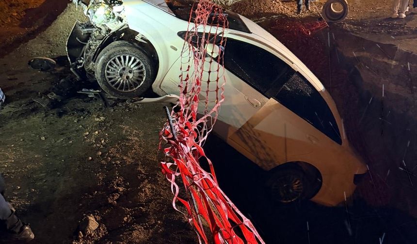 Arsuz Karaağaç’ta Araç Açılan Çukura Düştü