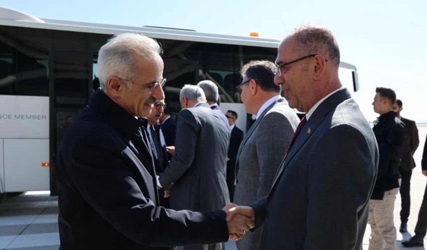 Ulaştırma Bakanı Uraloğlu Hatay Havalimanı’nda Karşılandı