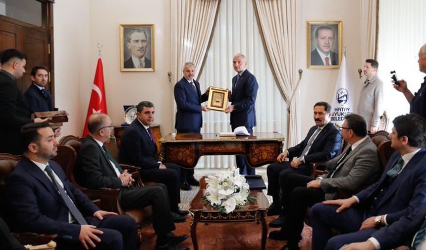 Bakan Ersoy, Tarihi Belediye Binasında İncelemelerde Bulundu