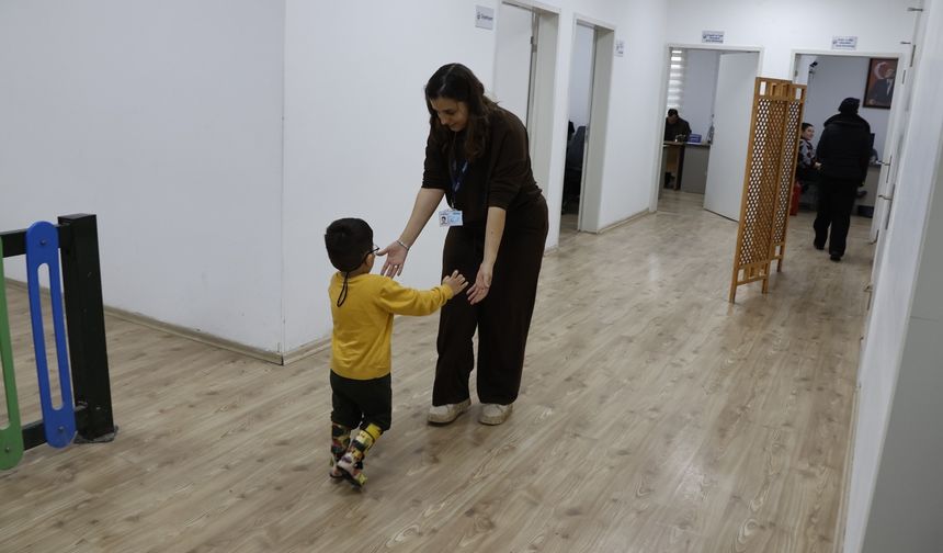 HBB Engelsiz Yaşam Merkezi’nde Tedavi Gören Eren İlk Adımlarını Attı!