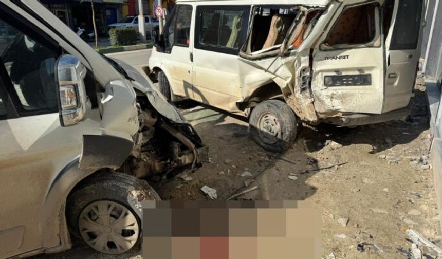 Altınözü’nde Minibüs Kazası: 2 Yaralı