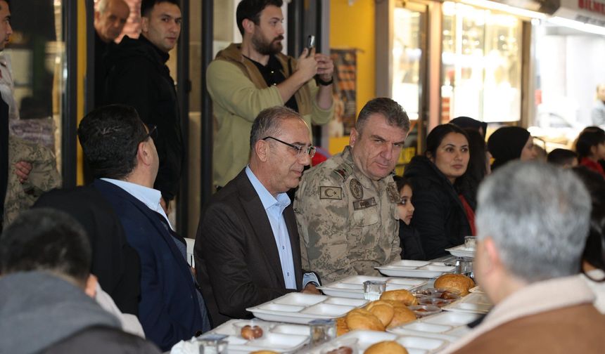 İbrahim Naci Yapar Uzun Çarşı Esnafıyla İftarda Buluştu