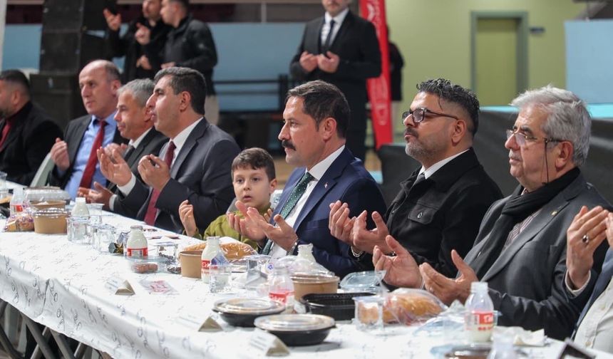 Hatay Valisi Muhtarlarla İftarda Buluştu