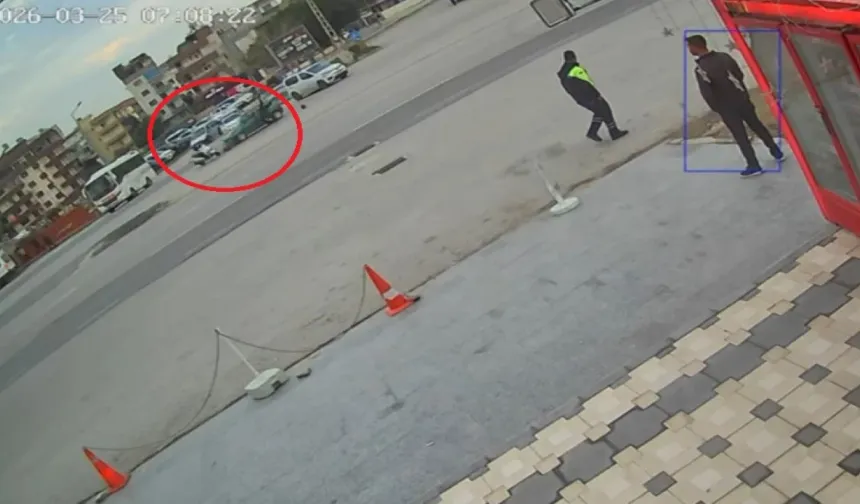 Motosiklet Sürücüsü Kavşakta Otomobille Çarpıştı, Havada Takla Attı