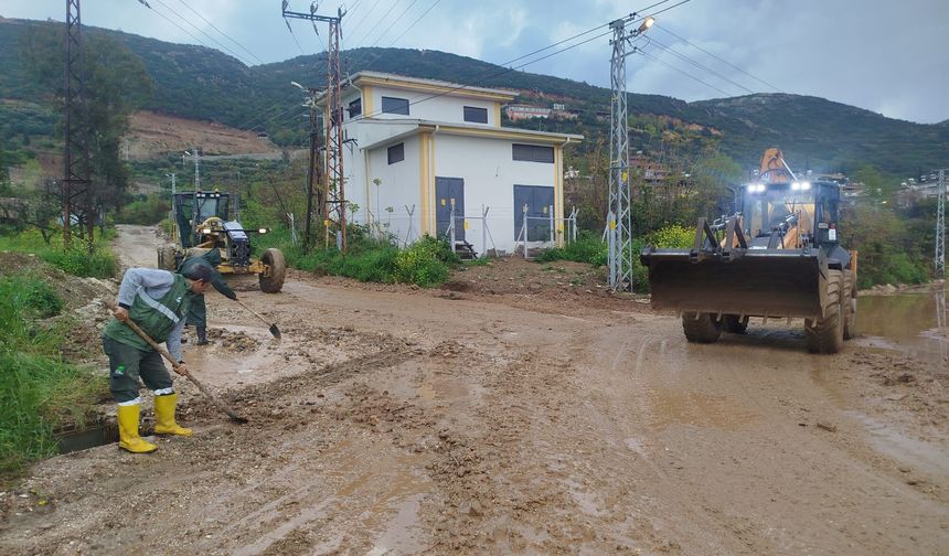 Defne’de Sağanak Yağışa Rağmen Ekipler Sahada