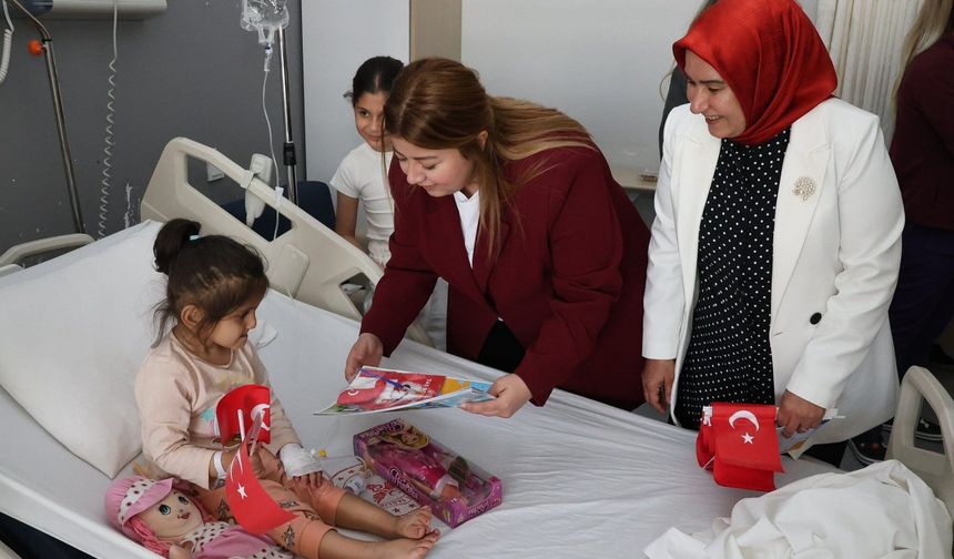 AK Kadınlardan Hastanedeki Çocuklara 23 Nisan Ziyareti