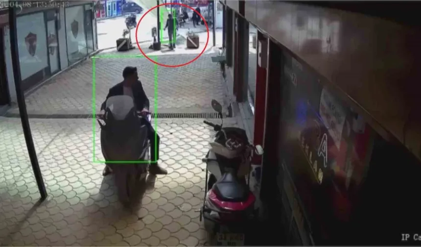 Fırtınanın Uçurduğu Çatı Esnafı Saniyelerle Teğet Geçti