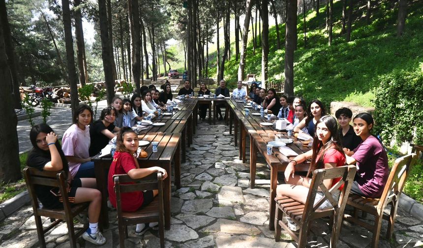 İskenderun Gençlik Merkezi Kadın Futbol Takımına Moral Desteği