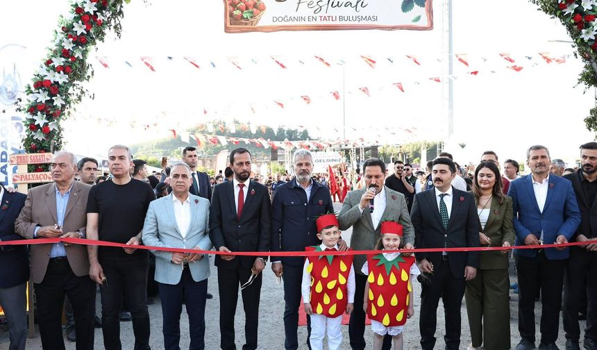 Başkan Öntürk, Yayladağı Çilek Festivali’nde Üreticilerle Buluştu