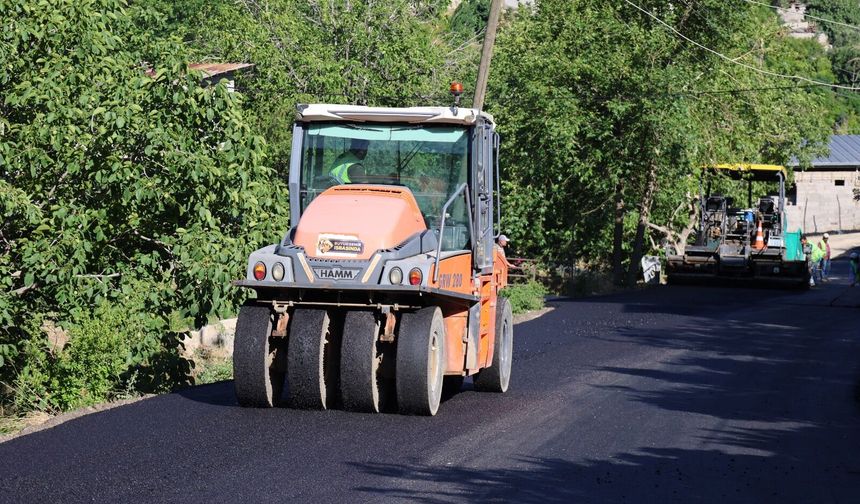HBB, Delibekirli-Karataş Yolunda Beton Asfalt Çalışmasını Sürdürüyor