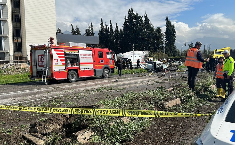 GÜNCELLEME - Hatay'da karşı şeride geçen tırın çarptığı otomobildeki 6 kişi öldü
