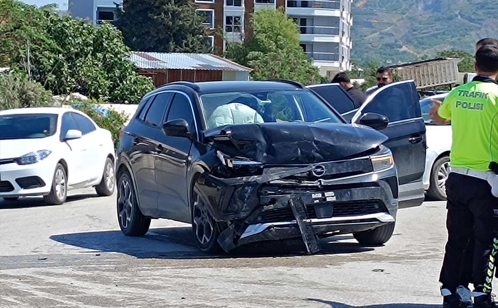 Samandağ'da çarpışan iki otomobilin sürücüleri yaralandı