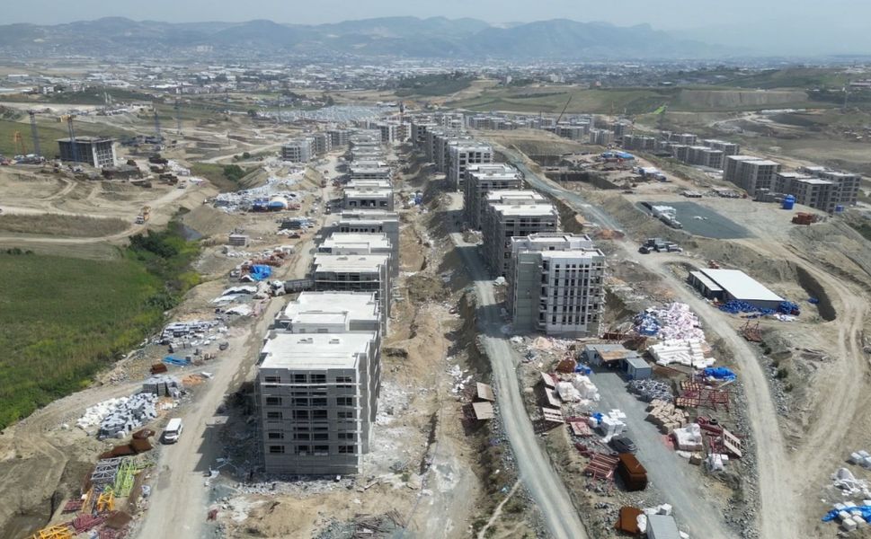 Hatay Valisi Mustafa Masatlı, yapımı devam eden deprem konutlarını inceledi