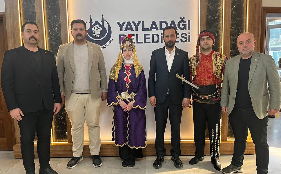 Karagöz’ün Türküsü Ekibi Makam Ziyaretinde