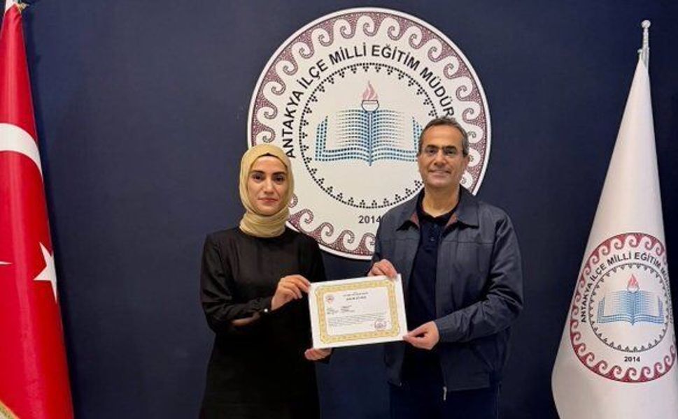 Örnek Öğretmene Başarı Ödülü Verildi