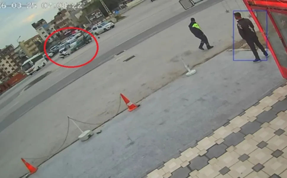 Motosiklet Sürücüsü Kavşakta Otomobille Çarpıştı, Havada Takla Attı