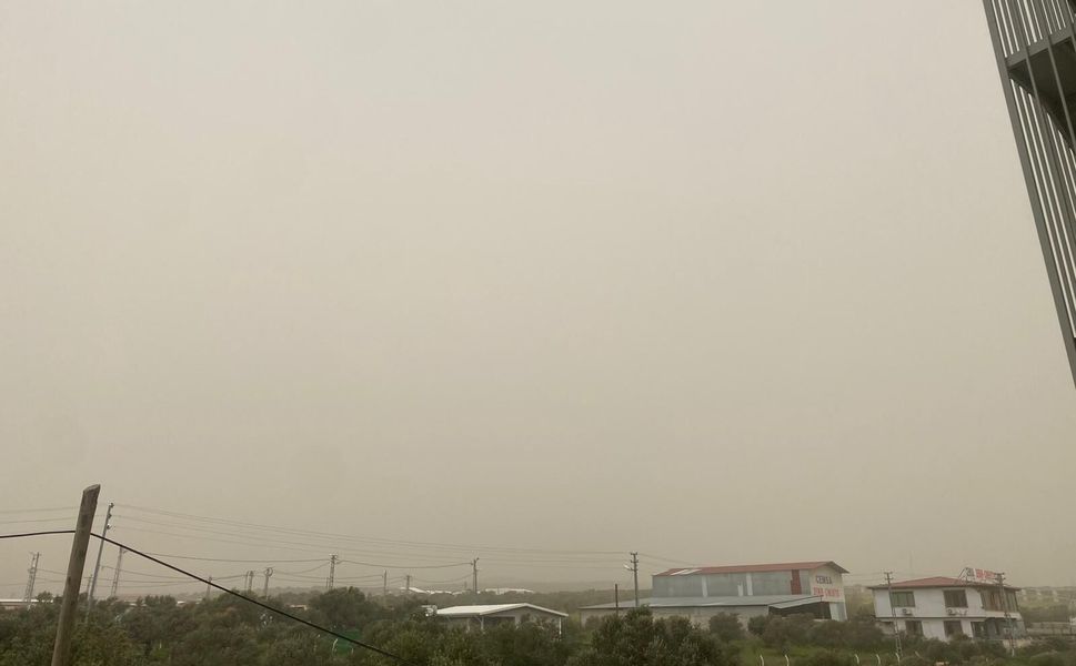 Hatay’da Gökyüzü Toz Bulutuyla Kaplandı