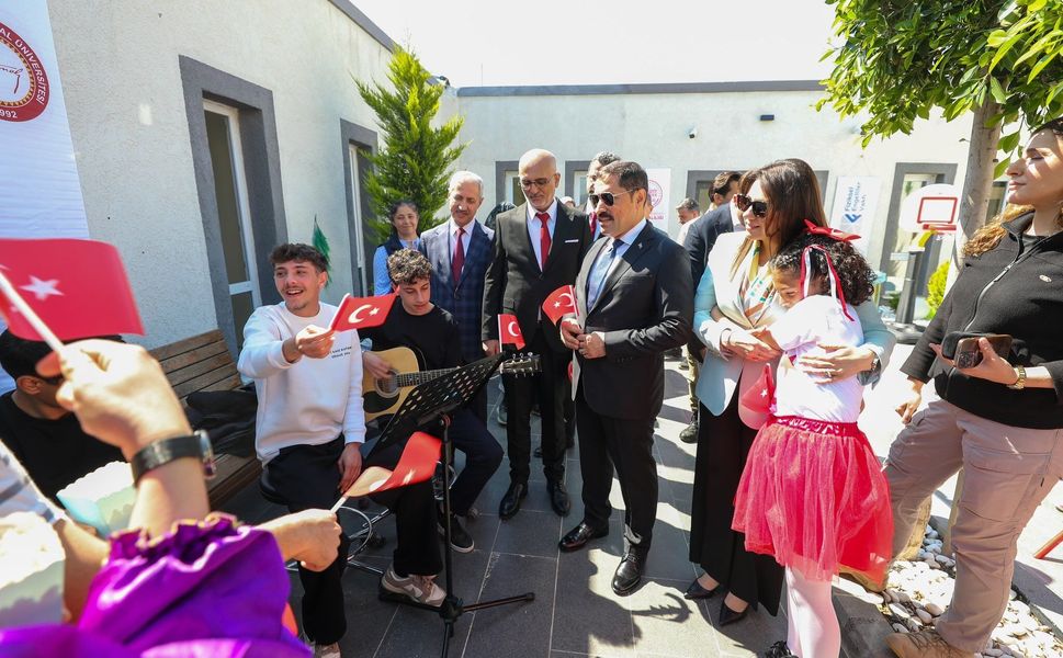 Vali Masatlı Çocuk Şenliği’nde Miniklerle Buluştu