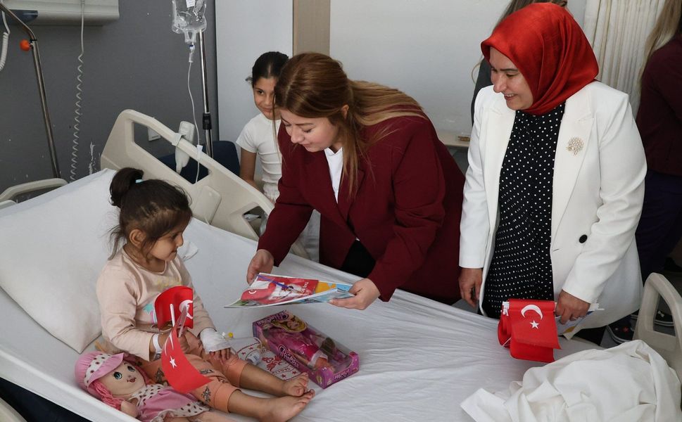 AK Kadınlardan Hastanedeki Çocuklara 23 Nisan Ziyareti