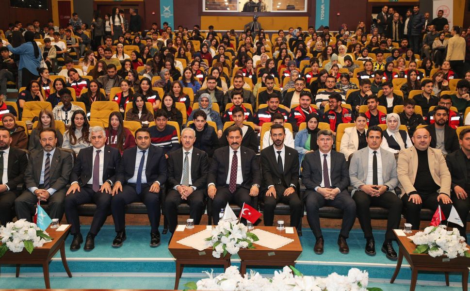 Vali Mustafa Masatlı Gençlerle İhtisas Akademi Programı’nda Buluştu