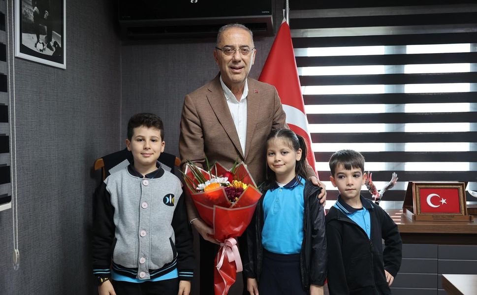 Başkan Yapar, 23 Nisan’da Koltuğunu Öğrencilere Emanet Etti