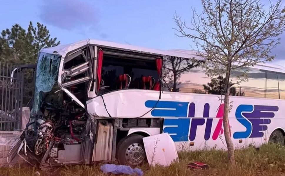 Hatay’a Gelen Yolcu Otobüsü TIR’a Çarptı: 1 Ölü, 8 Yaralı
