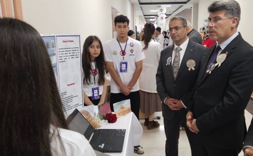 Hüsnü Özyeğin Anadolu Lisesi’nde TÜBİTAK 4006 Bilim Fuarı Düzenlendi